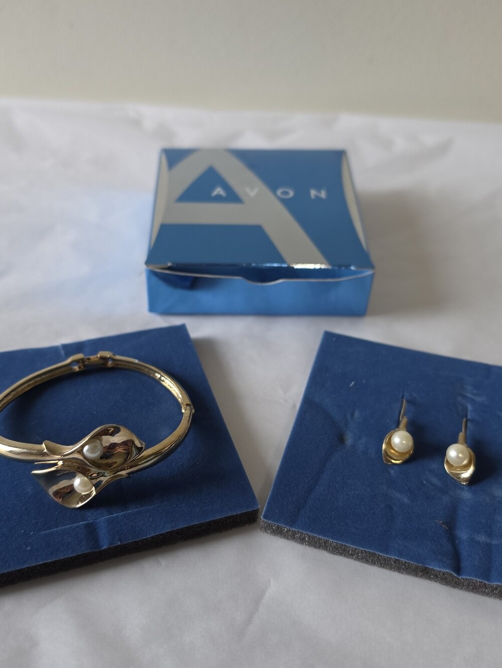 Avon 2007 Calla Lily Bracelet & Earring Set S New Gold Tone Faux Pearls NIB NOS